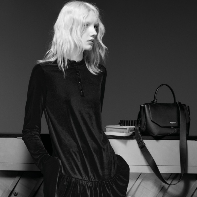 Emporio Armani تكشف عن مجموعة حقائب مستوحاة من إرثها