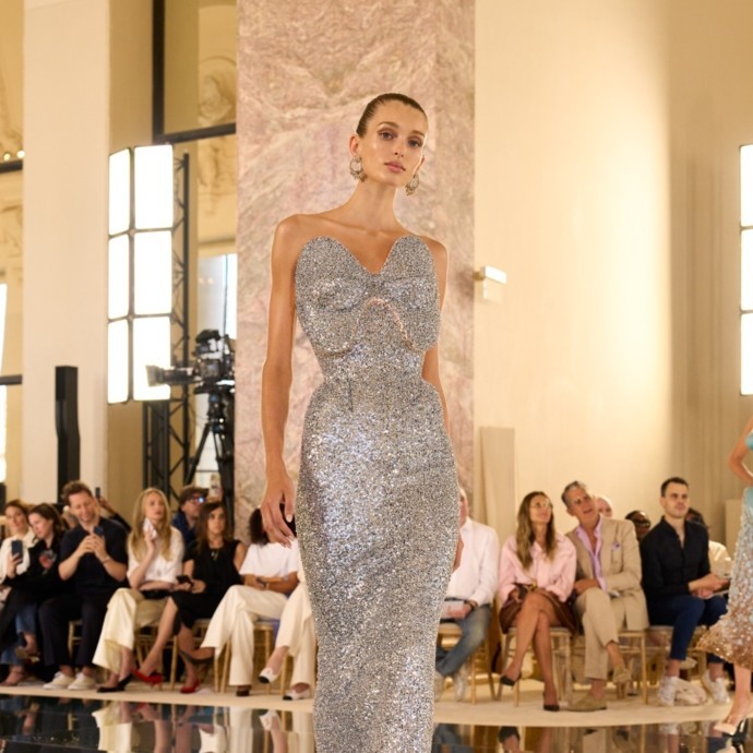 دانيال روزبيري يعيد تعريف إتقان الخياطة الراقية في مجموعة Schiaparelli