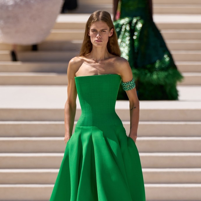 بييرباولو بيتشيولي يعيد تصور أزياء Balenciaga في المجموعة الراقية الجديدة