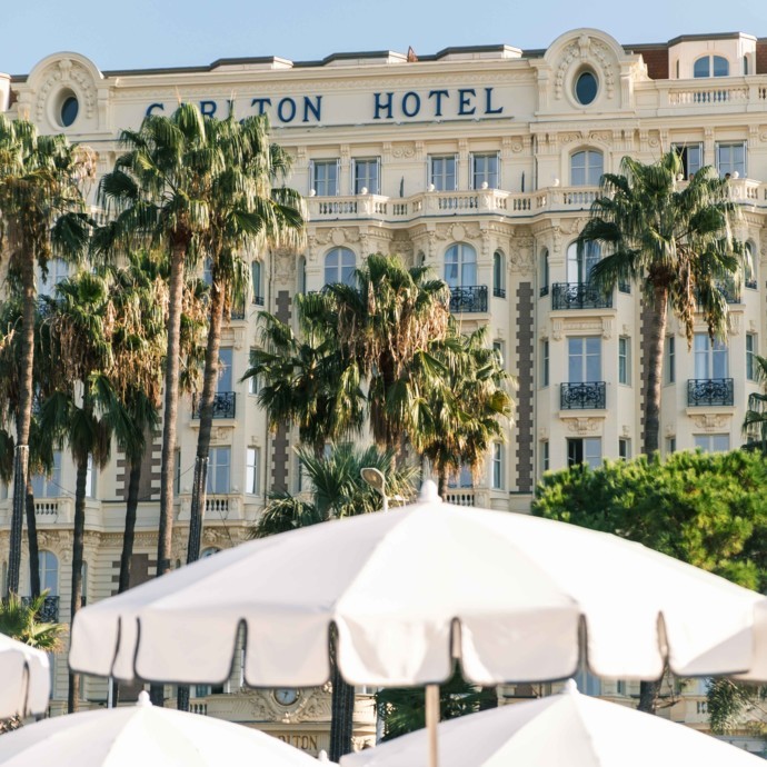 Carlton Beach Club في كان: وجهة تجمع بين عراقة التاريخ ورفاهية الصيف
