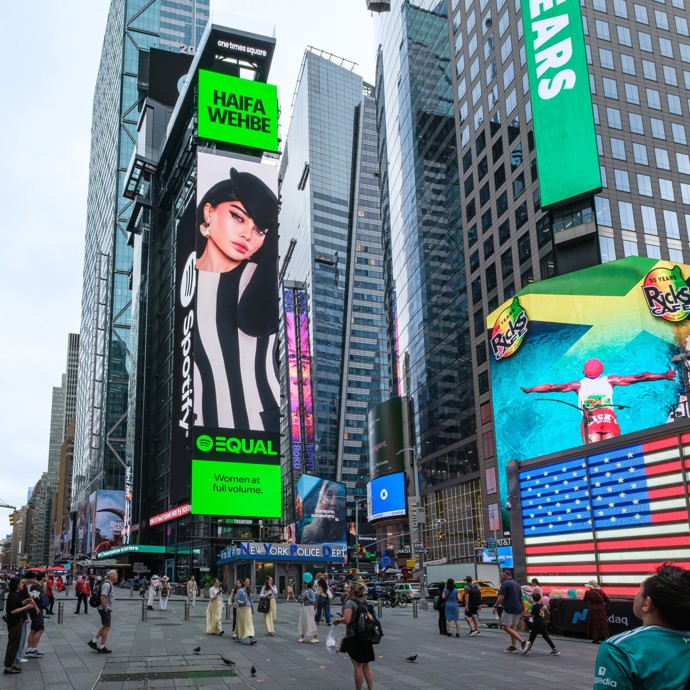 هيفاء وهبي تتصدّر لوحة Spotify في ساحة Times Square