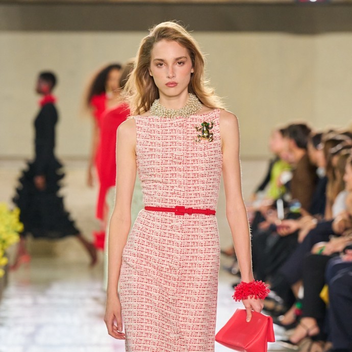 Carolina Herrera تعكس حقبة الثمانينات في مجموعتها لربيع وصيف 2027