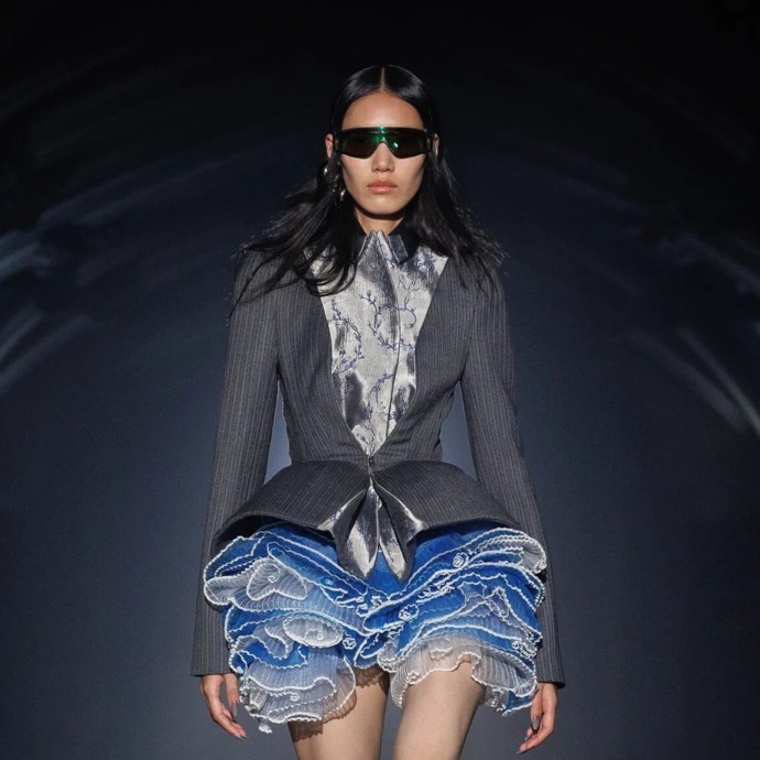 Alexander McQueen تعود إلى لندن مع مجموعة مستوحاة من وجهي المدينة المتناقضين