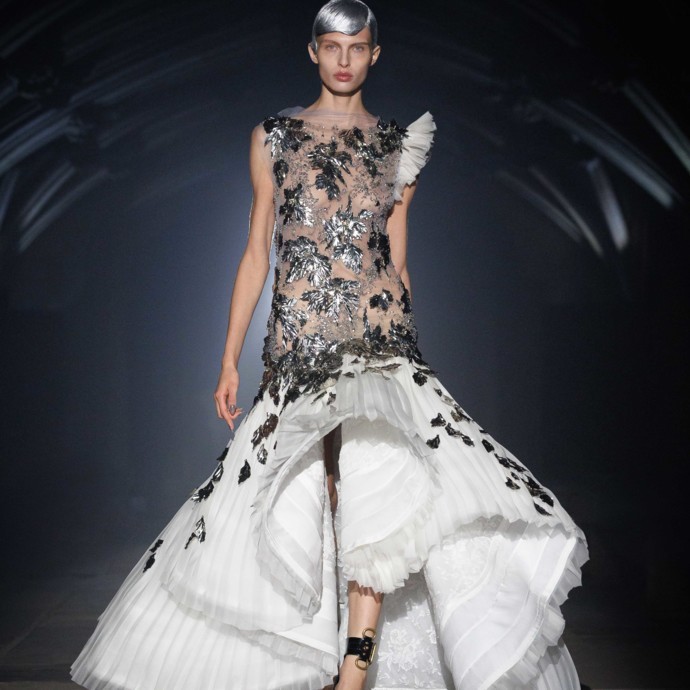 روح لندن وجوهرها في مجموعة ربيع وصيف 2027 من Alexander McQueen