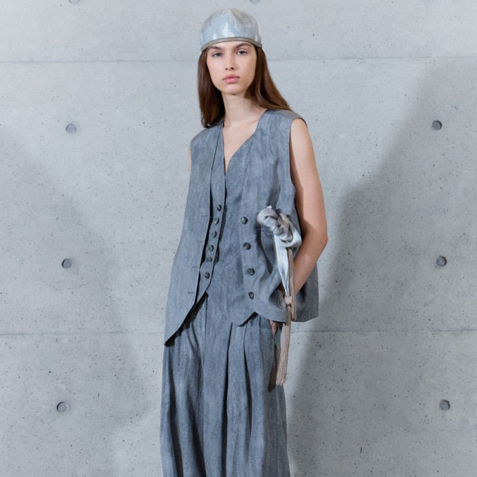 Emporio Armani تجسّد التحوّل بفعل الزمن في مجموعتها لصيف 2027