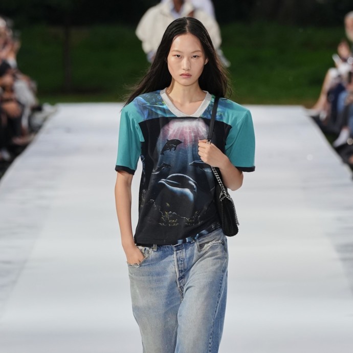 Stella McCartney تجسّد فكرة العالم تحت الماء في مجموعتها لصيف 2026