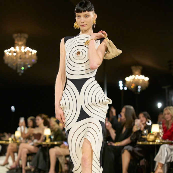Schiaparelli تتبنى البساطة والمرح والسريالية لموسم ربيع وصيف 2027