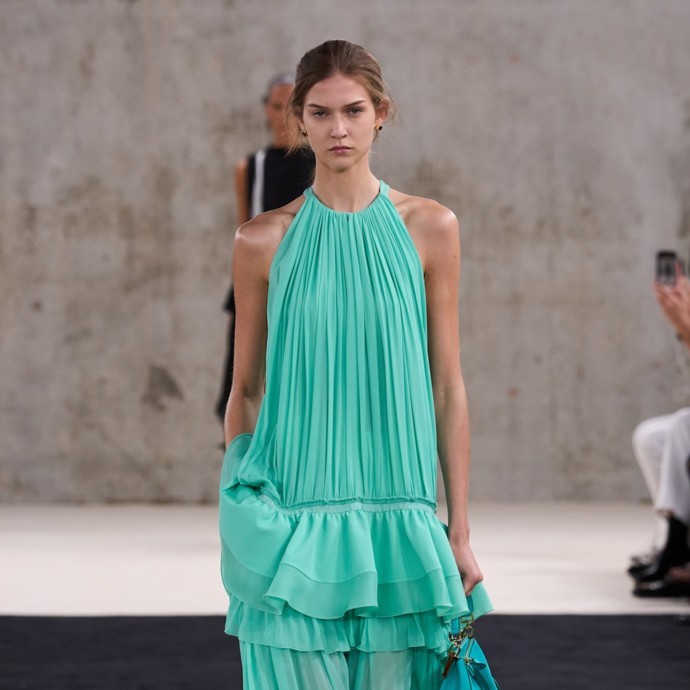 Lanvin تجمع بين الحسية والهندسة والمرح في ربيع وصيف 2027