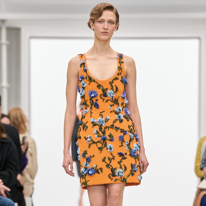 مجموعة Loewe لصيف 2027 تُضفي ألوانًا زاهية uلى أسبوع الموضة في باريس