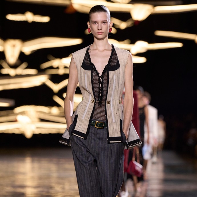 Chanel تعيد صيغة سماتها المميّزة في أزياء ربيع وصيف 2027