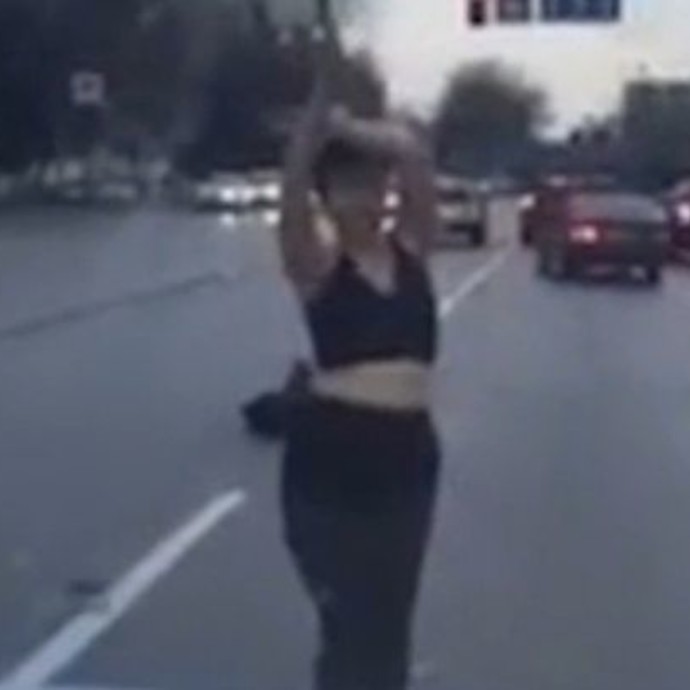 فيديو غريب: فتاة توقف حركة السير لترقص وسط الشارع والسبب...