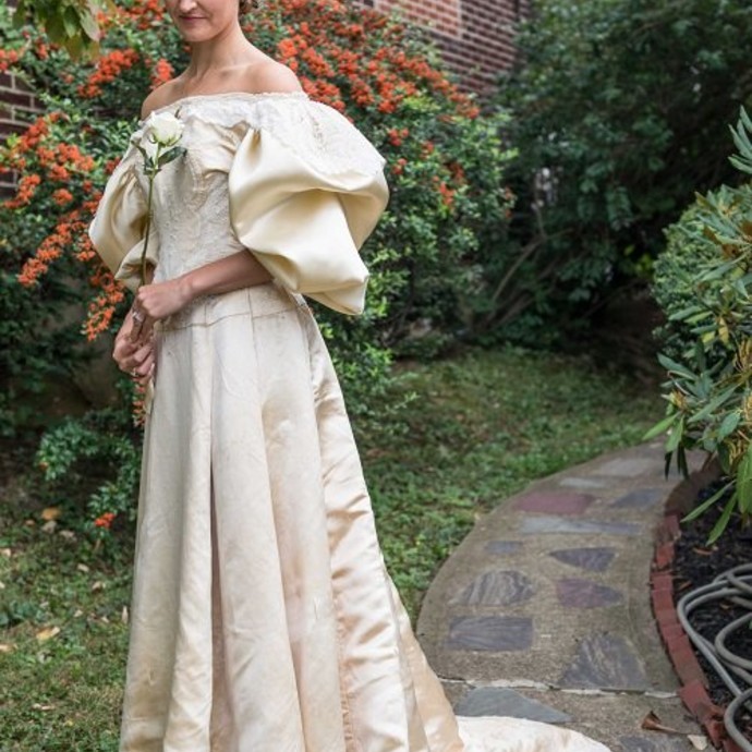 بالصور: عروس تختار فستان زفاف عمره 120 عام