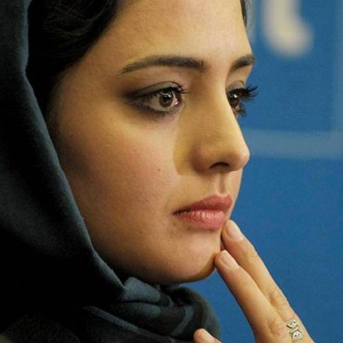 ممثلة إيرانية مشهورة تثير معركة بالكراسي