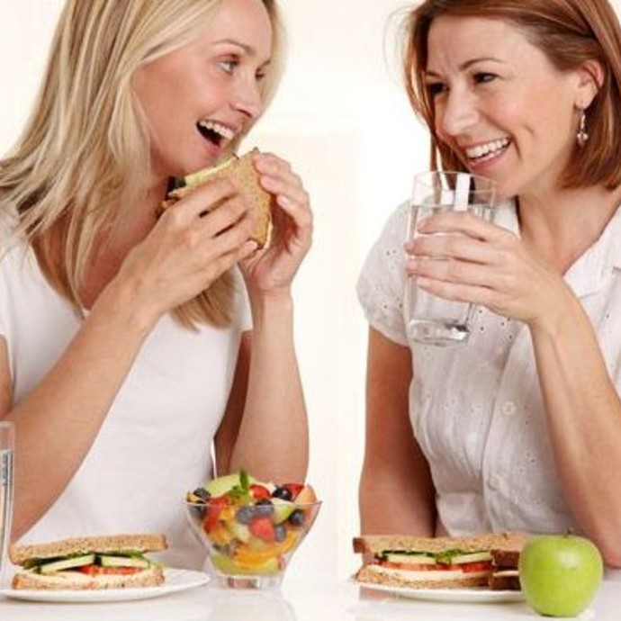 هل شرب الماء بعد الأكل مضر بالصحّة؟