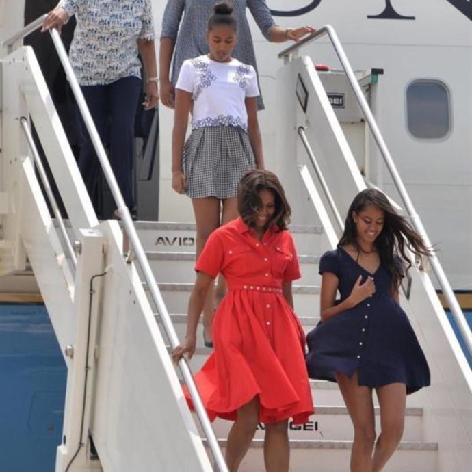 السيدة الأولى ميشيل أوباما تشعّ بالأحمر!