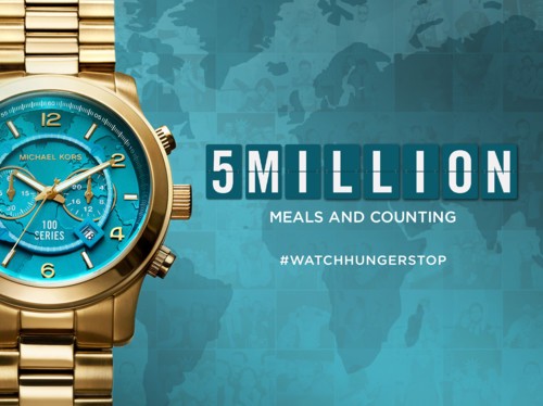 بالفيديو: مايكل كورس يساهم في تسليم خمسة ملايين وجبة للأطفال الجياع