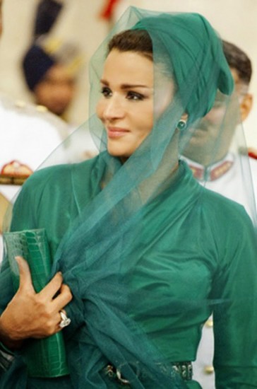 الشيخة موزة ملكة الأناقة بأجمل إطلالاتها لعام2015
