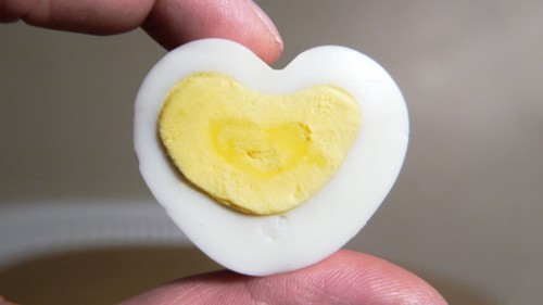 بالفيديو: بيضة على شكل قلب