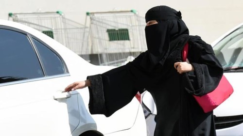شابة سعودية تقفز من سيارة أجرة بعد تحرش السائق بها