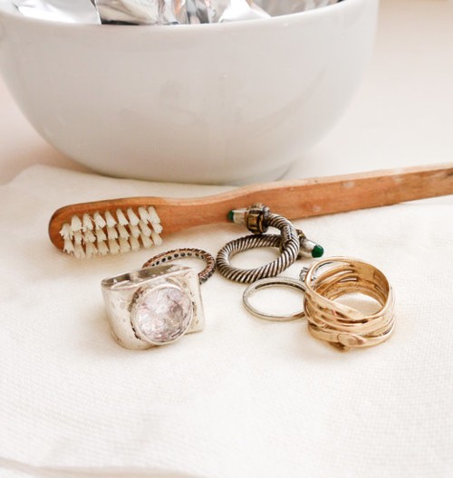 4 طرق منزلية لتنظيف مجوهراتك الفضية!