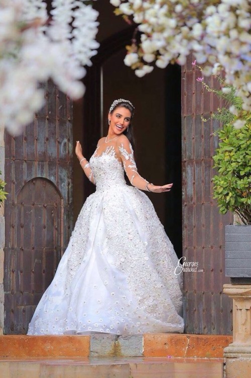 33 ألف حجر برّاق لفستان عروس لبنانيّة
