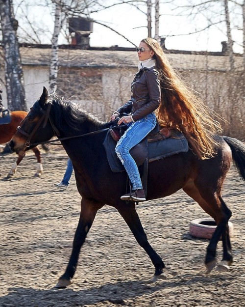 فتاة روسية شعرها يلامس الأرض!