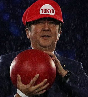 رئيس وزراء اليابان يتقمص شخصية "سوبر ماريو"!