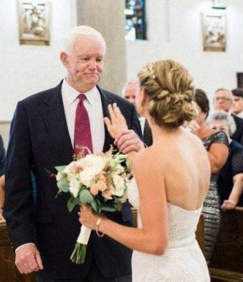 بعد وفاته بـ10 سنوات.. عاد ليشارك ابنته زفافها!