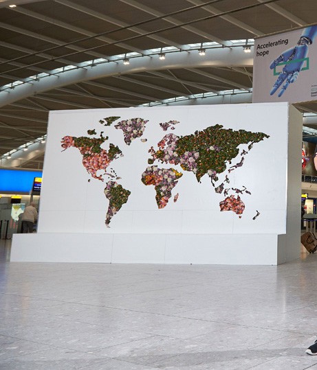 مطار هيثرو يكشف عن خارطة للعالم مصنوعة من الأزهار الطبيعية!