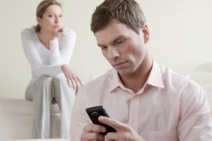 بعد الخيانة: ما زال شريكك على اتصال بحبيبته السابقة؟