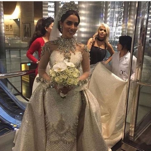 24 ألف قطعة ألماس تزيّن فستان زفاف بلقيس