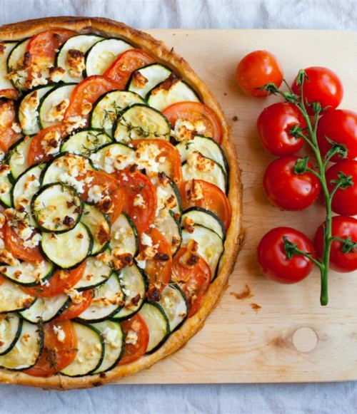 سهل وسريع: طريقة تحضير البيتزا بالكوسا والفيتا