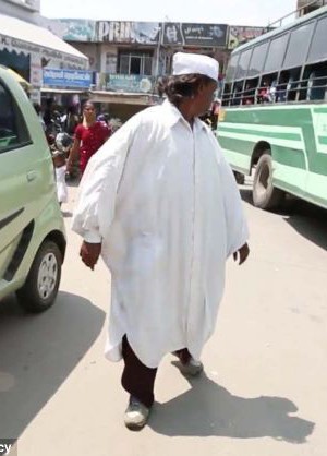 رجل هندي يمشي للخلف منذ 27 عاما!