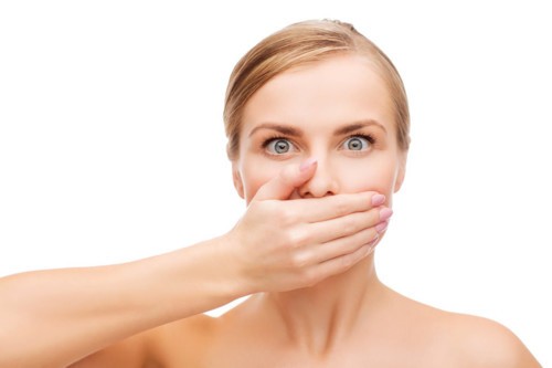 كيف تتخلّصين من رائحة الفم الكريهة؟