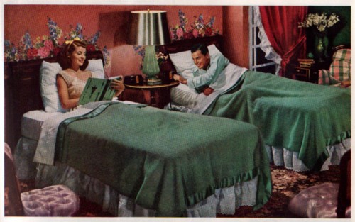 هل النوم في سريرين منفصلين يدمّر العلاقة؟