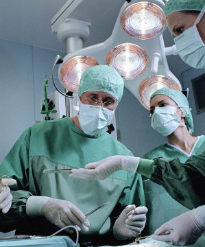 جراحة أمريكية تنجح في فصل مولودة بأربعة أرجل عن توأم طفيلي