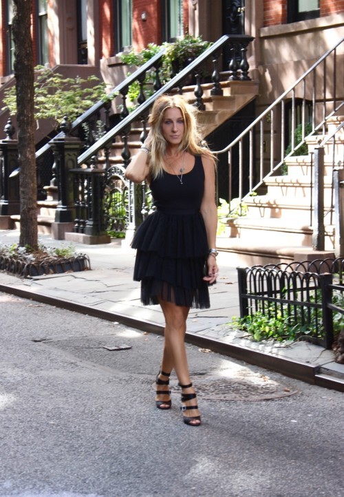 سارة جيسكا باركر تطرح فستان أسود قصير عند Bloomingdale's