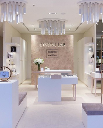 سواروفسكي تفتتح متجر Crystal Lab الأوّل من نوعه في دبي