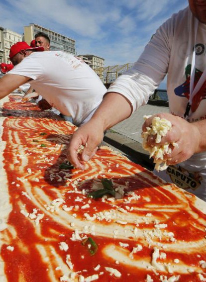 إعداد أطول بيتزا في العالم