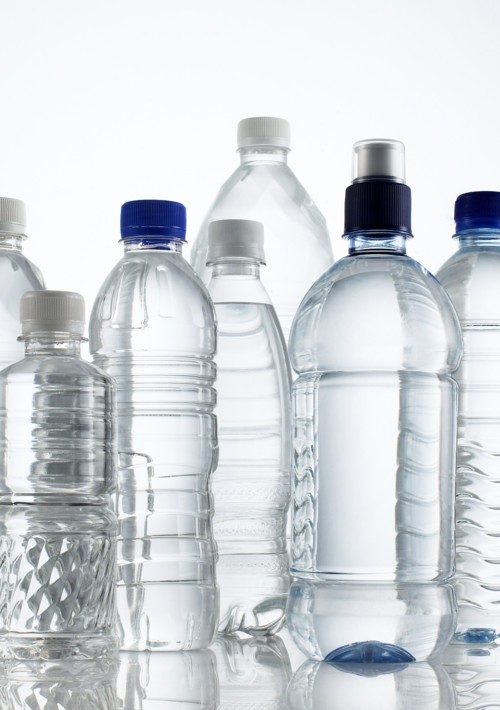 مخاطر استخدام عبوات المياه البلاستيكية
