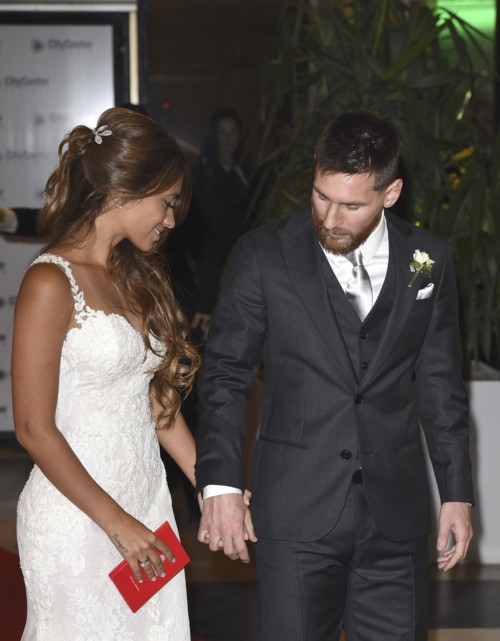 أيّ مصمم اختار لاعب برشلونة ليونيل ميسي في حفل زفافه؟