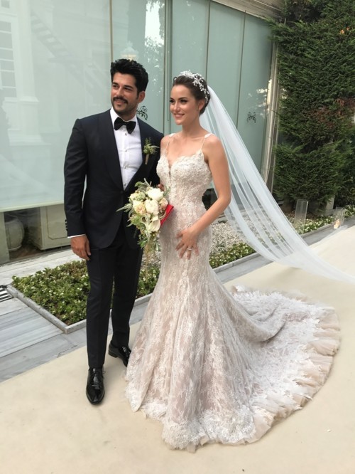 المصمم التركي Rasit Bagzibagli ووالده يصممان فستان زفاف فهرية!