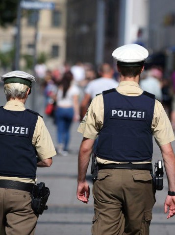 الشرطة الألمانية تعتقل صبياً وزع 4500 يورو على المارة لإسعادهم!