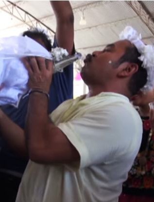 بالفيديو: عمدة مدينة مكسيكية يتزوج "أنثى تمساح"