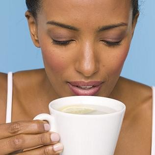 6 فوائد لشرب الماء الدافئ في الصباح