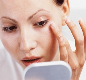 هل تعانين من جفاف الجلد حول العينين؟