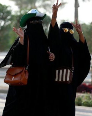 ملك السعودية يسمح للنساء بقيادة السيارات داخل البلاد!