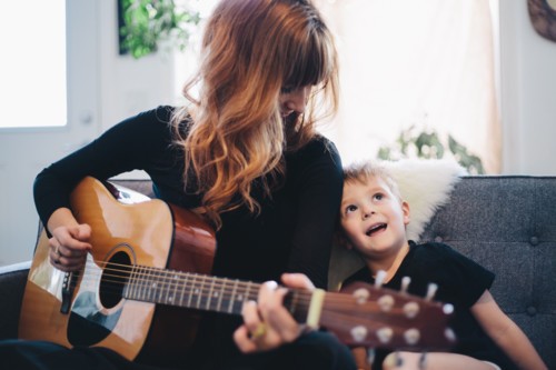 4 فوائد صحّية للغناء مع طفلك