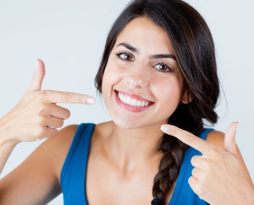 7 عادات سيئة تضر بأسنانكِ