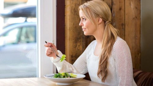 4 فوائد لتناول الطعام وحدك